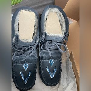 Size 8 NIB Manitobah Moccasins Navy